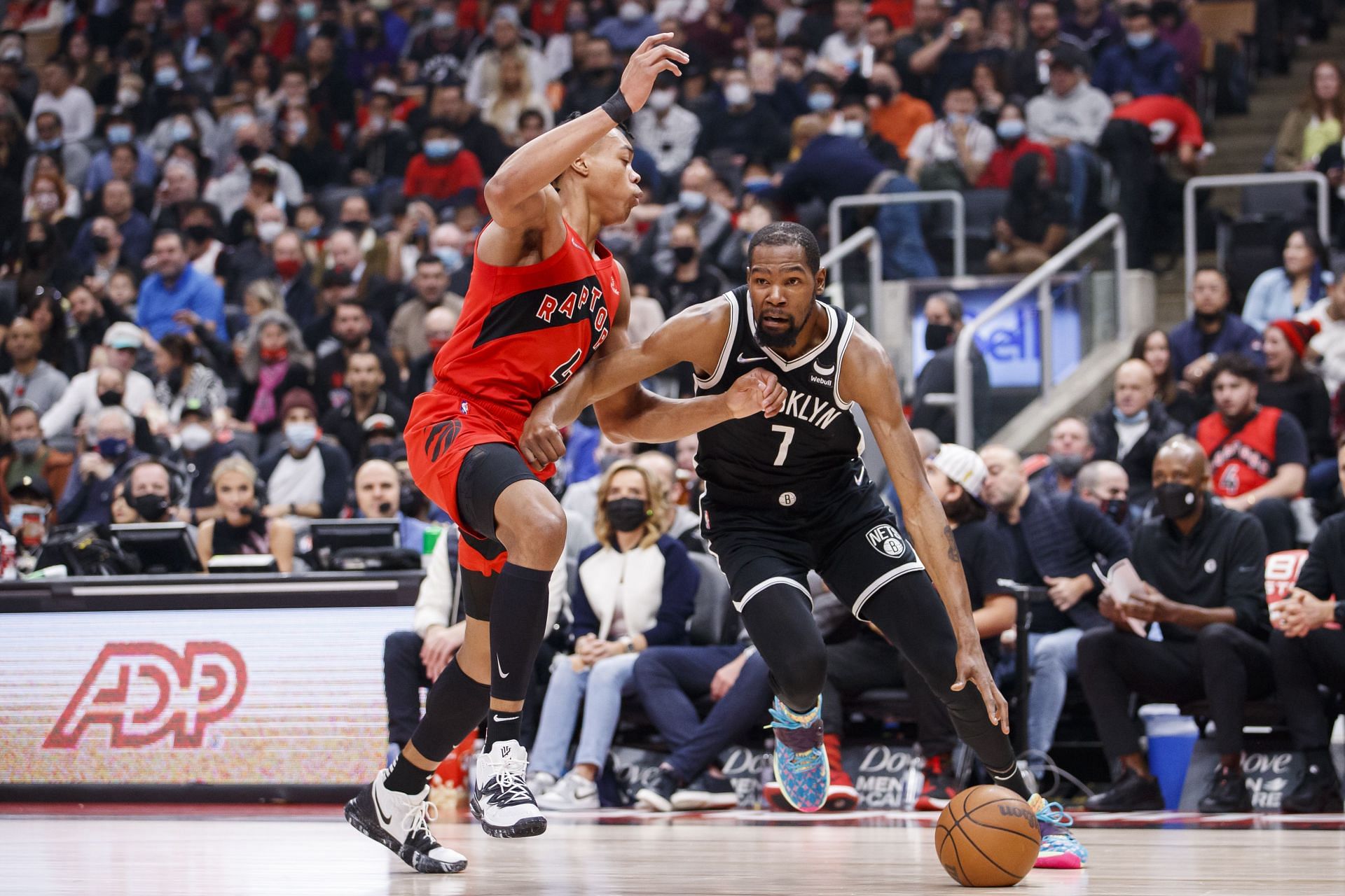 Scottie Barnes guards Kevin Durant