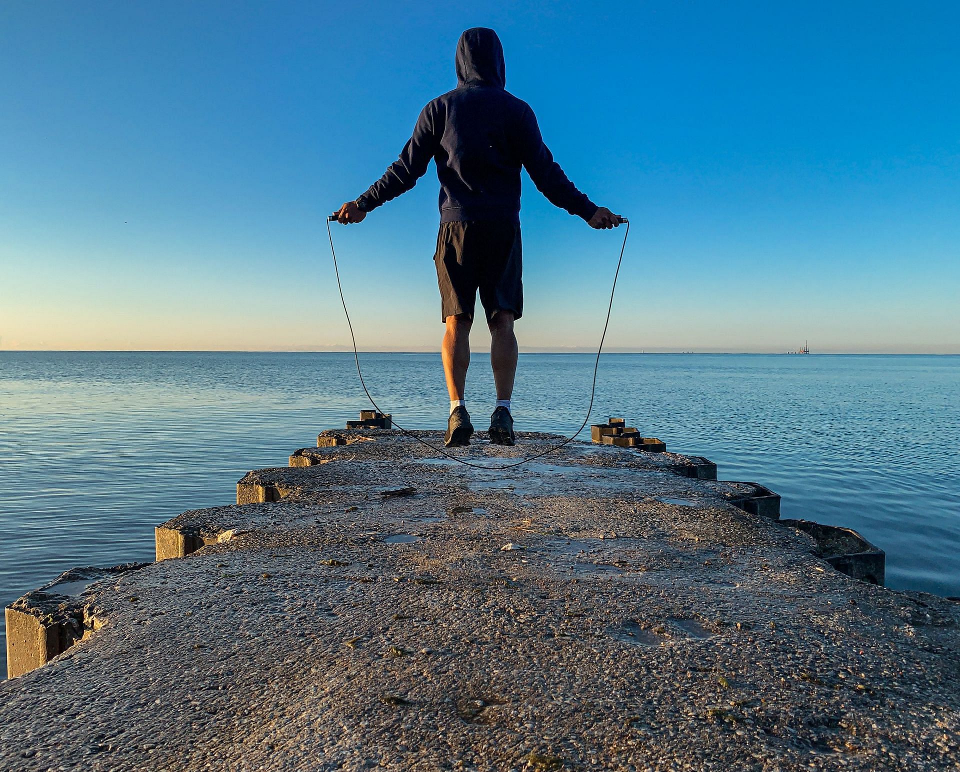 People who perform HIIT exercises with the proper weights and techniques can also gain muscle mass. (Image via Pexels @Numan Abdullah)