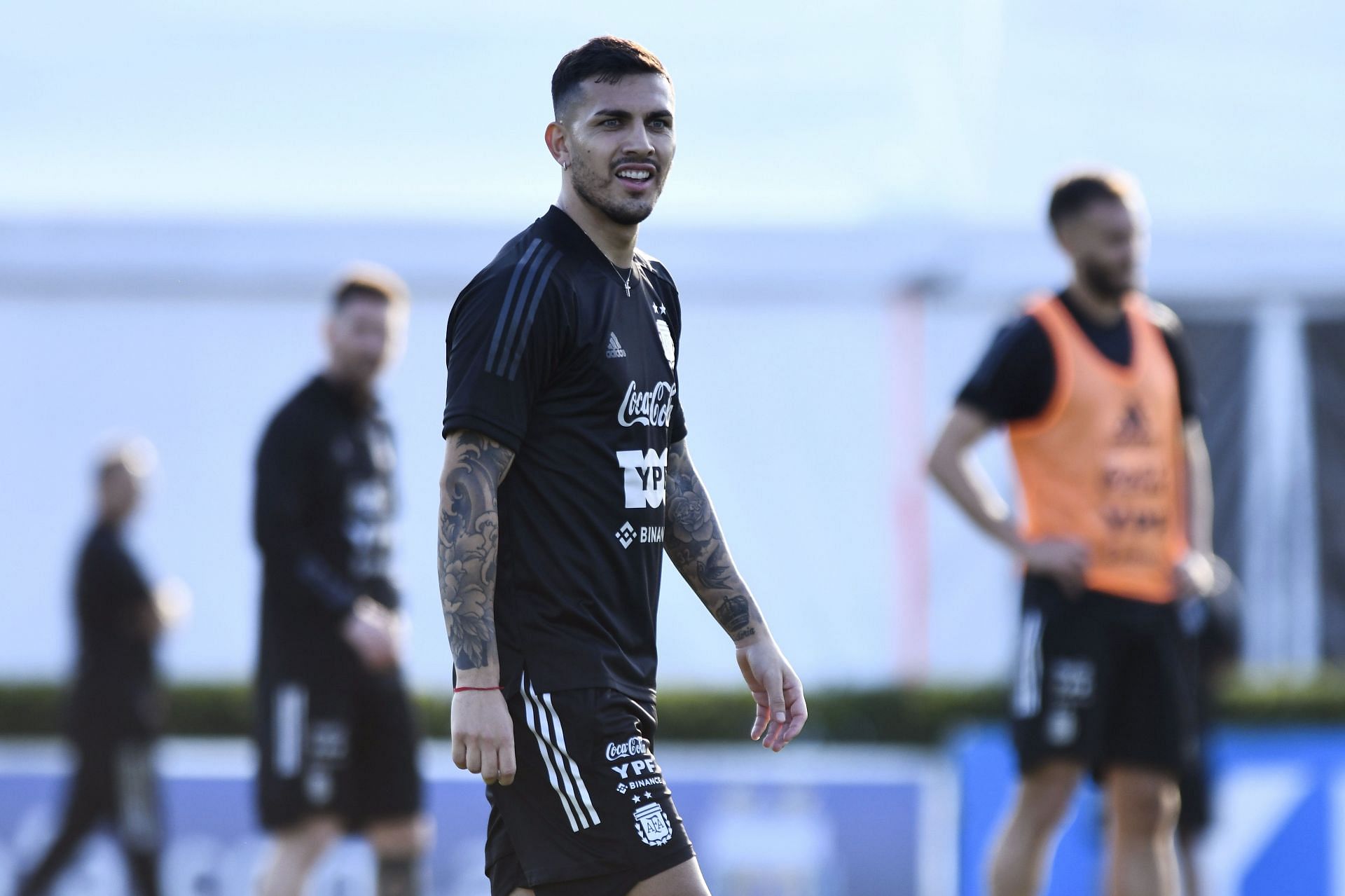 Leandro Paredes dikaitkan dengan meninggalkan Parc des Princes.