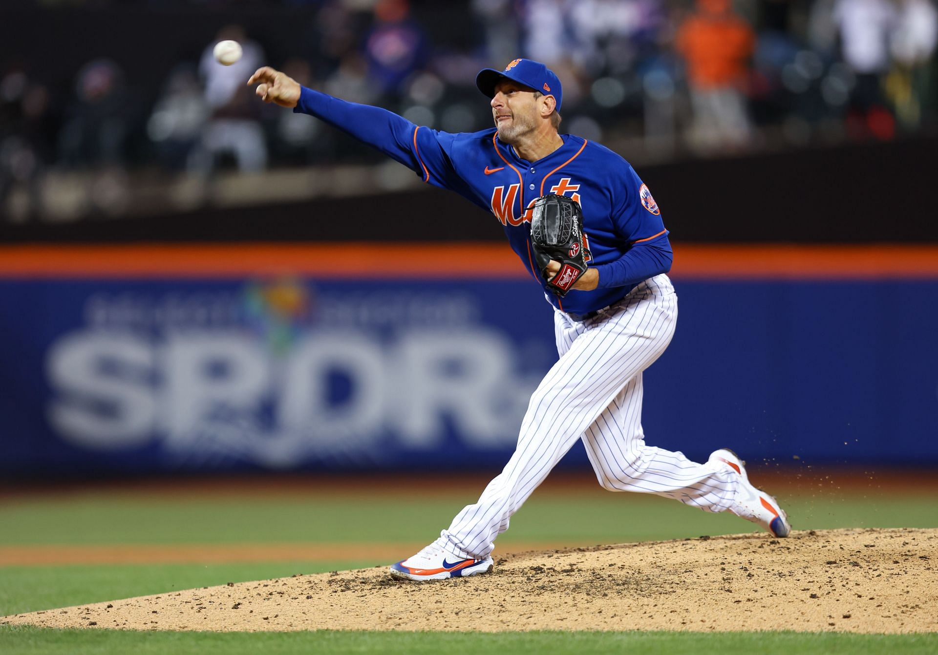 Max Scherzer of the New York Mets throws a pitch against the San Francisco Giants