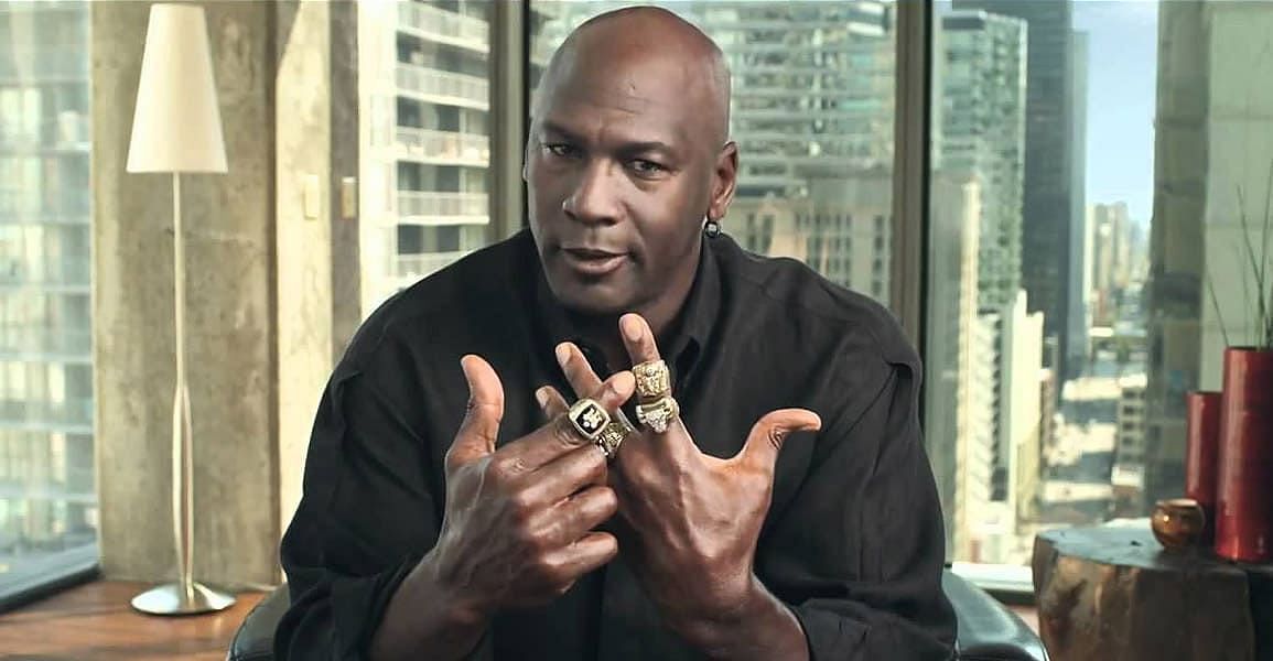 Michael Jordan and his six rings (Photo: Archyde)
