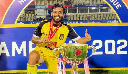 A jubilant Souvik Chakrabarti poses with the ISL trophy. Image: Twitter/@souvik_23