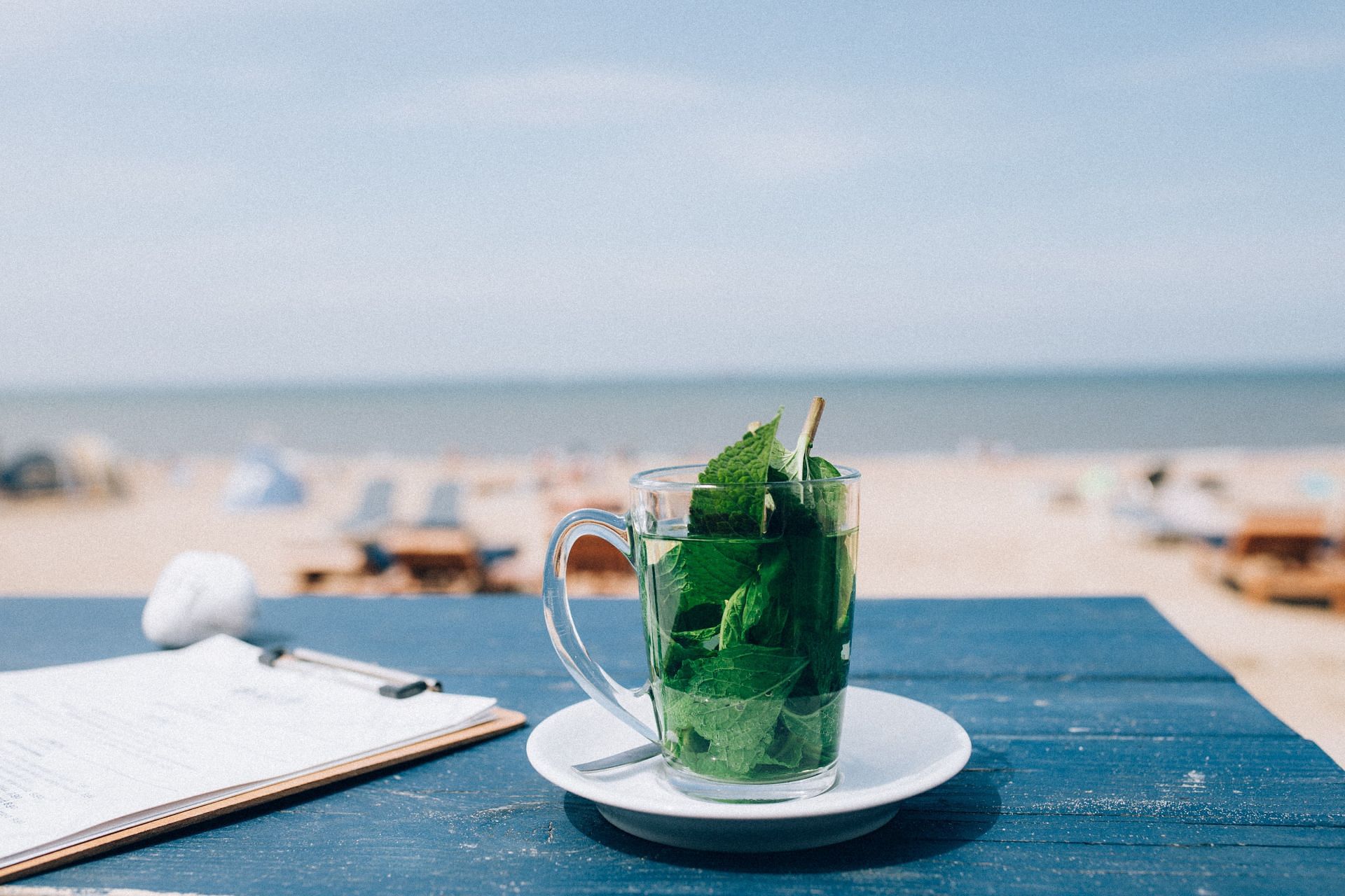 Peppermint tea contains various antioxidants and vitamins. (Image via Unsplash / Marius Matuschzik)