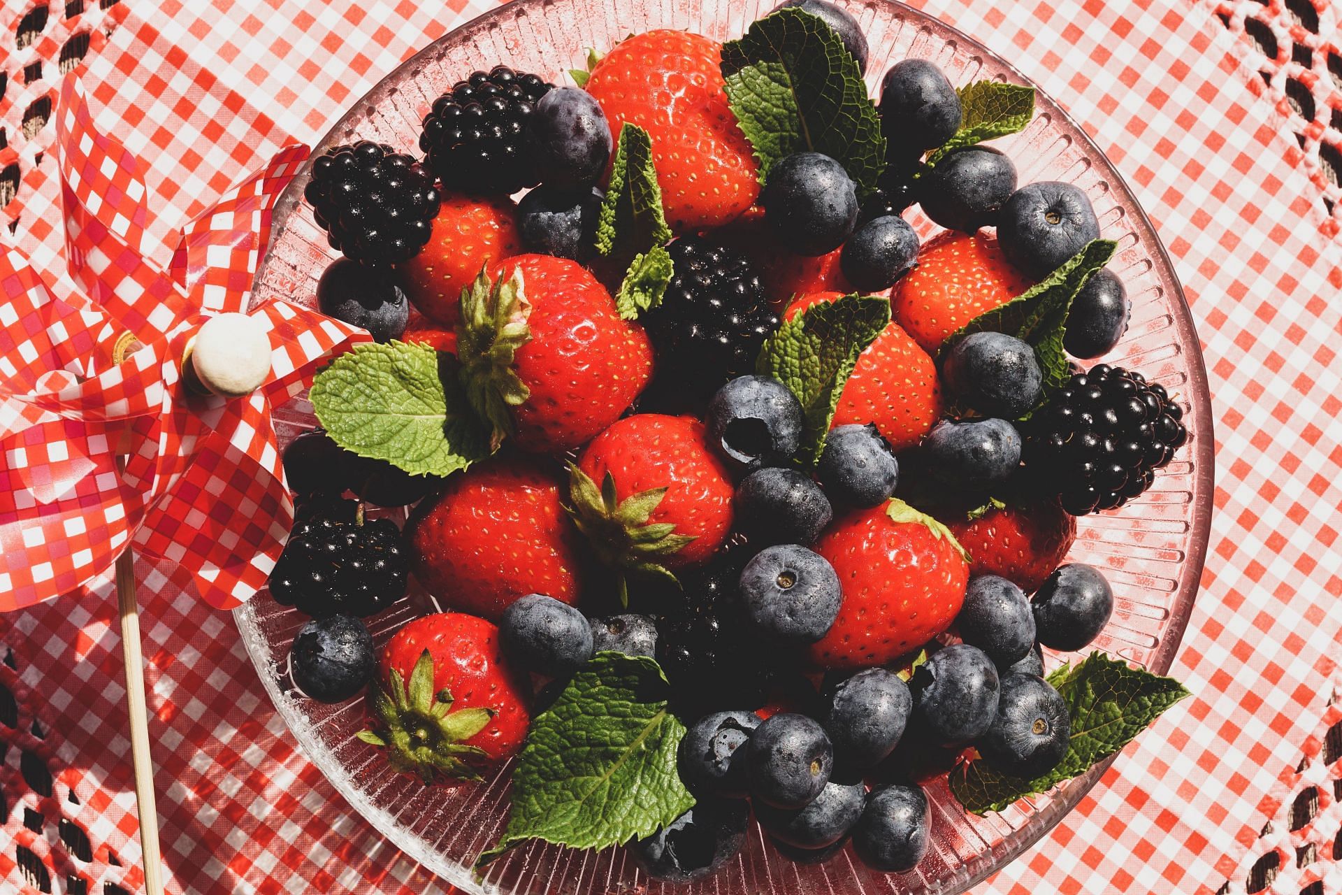 Berries are rich in antioxidants and Vitamin C. (Image via Pexels @Susanne Jutzeler Sujufoto)
