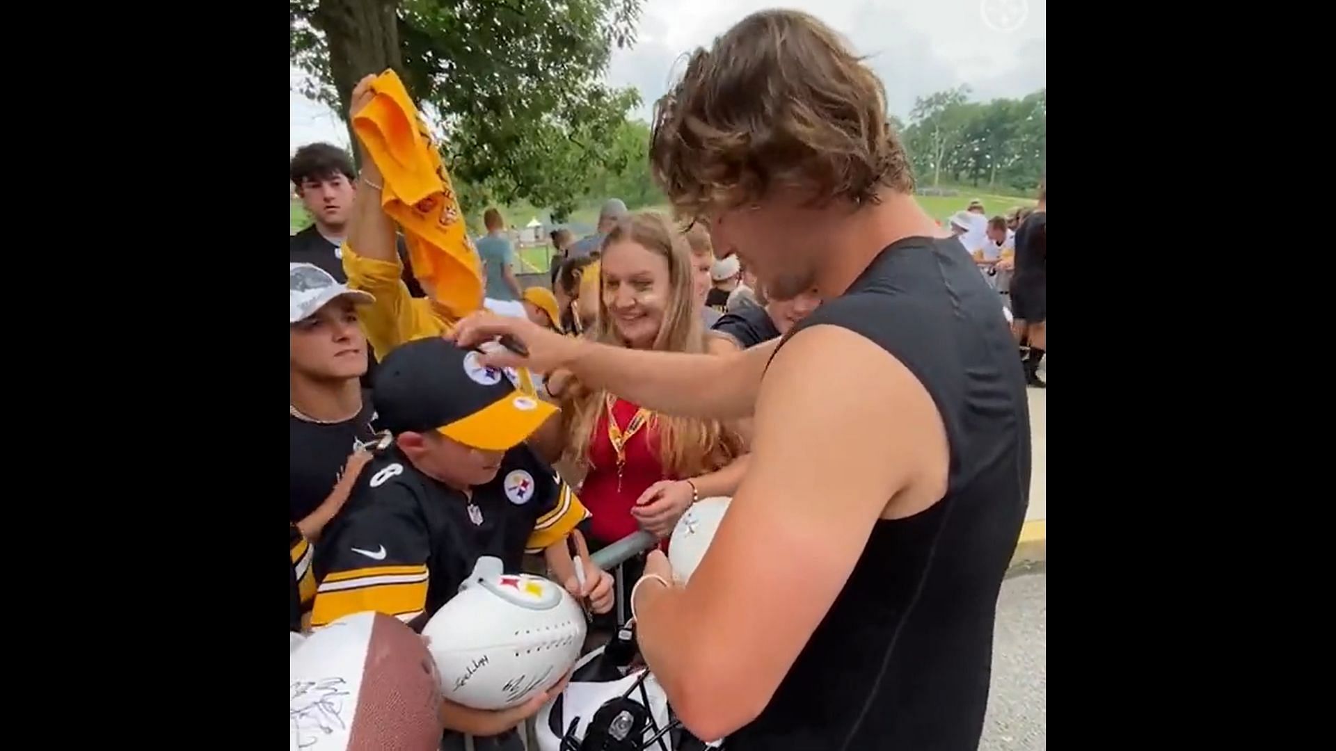 Steelers fans shower Kenny Pickett with cheers in dramatic debut