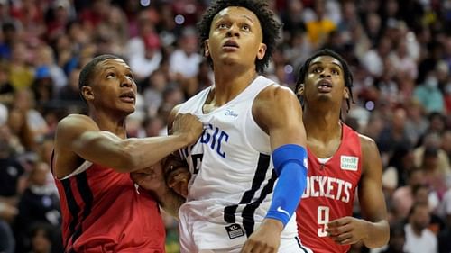 Paolo Banchero and Jabari Smith Jr. battle for a rebound