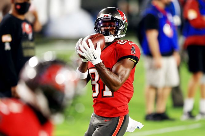 "Bra lost it" - Saints player trolls Antonio Brown over his performance at music festival