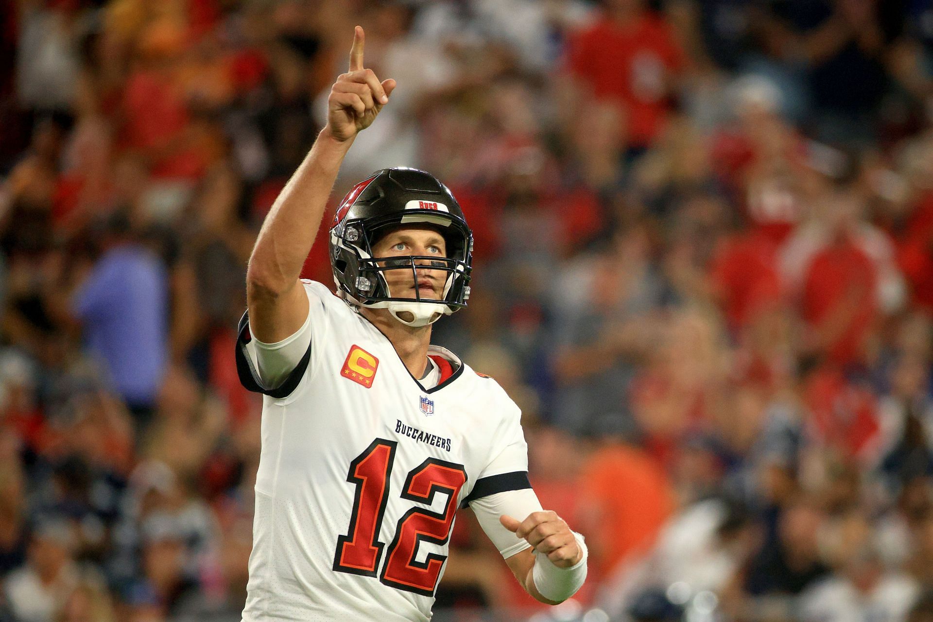 Tampa Bay Buccaneers quarterback Tom Brady manages the clock