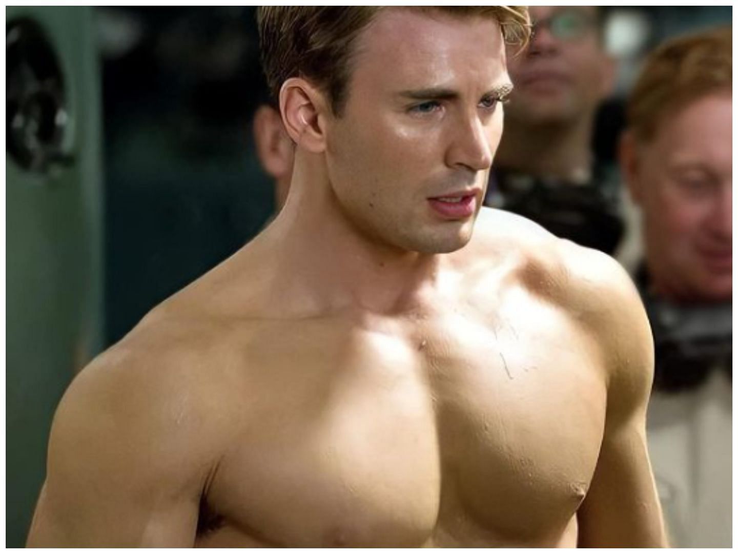 Chris Evans did a mix of bodyweight moves to work on his chest muscles. (Image via IG @teamchrisevans)