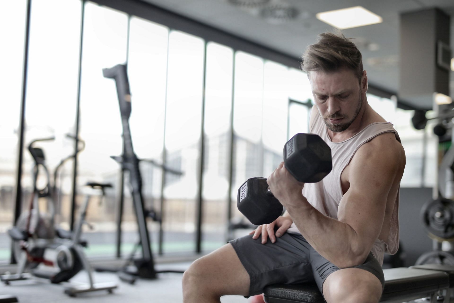 Incorporate the hammer curls in your workout routine for muscle gains and increased strength. (Image via Pexels/Andrea Piacquadio)