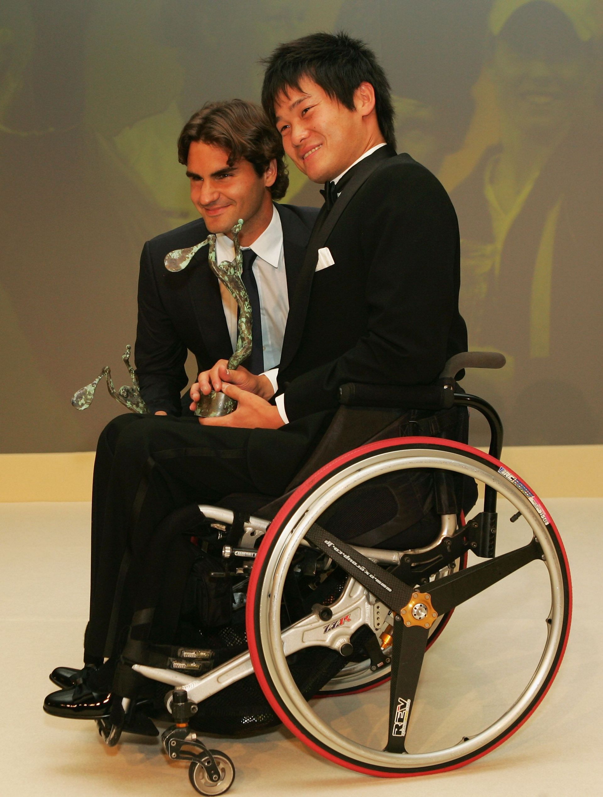 Roger Federer and Shingo Kunieda at the ITF World Champions Dinner - 2008