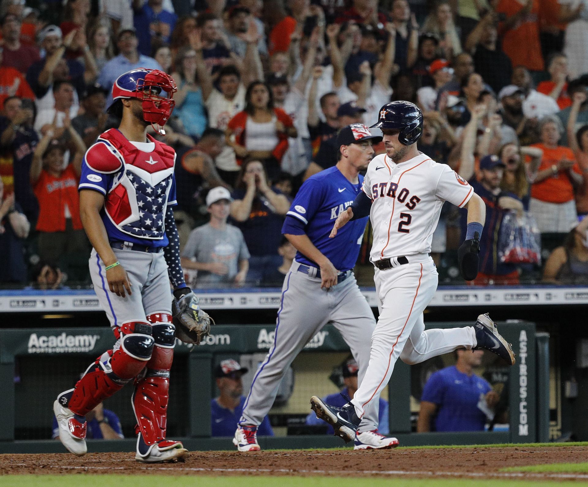 Yordan Alvarez hits walk-off home run in win over Royals