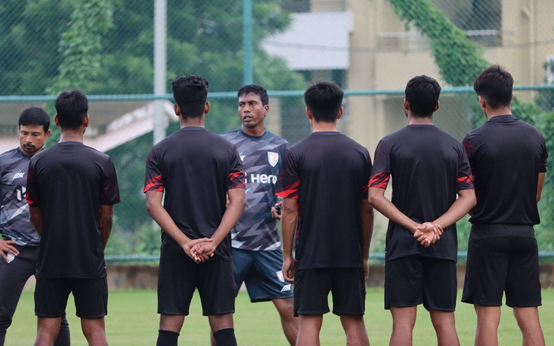 Head Coach Shanmugam Venkatesh talking to the players during training. (Image Courtesy: Twitter/IndianFootball)