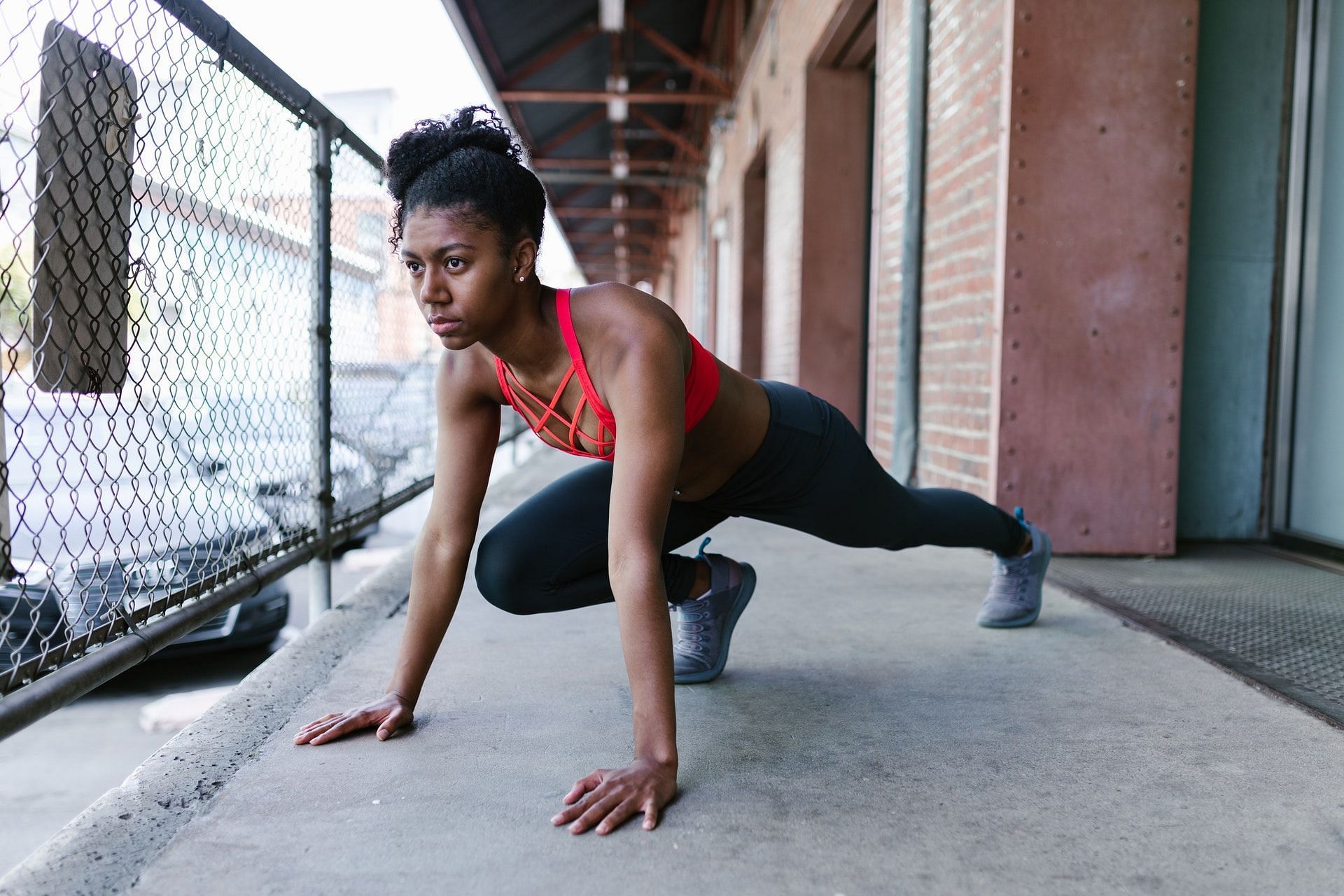 Best tricep exercises for women to become stronger. (Image via Pexels/Photo by RODNAE Productions)