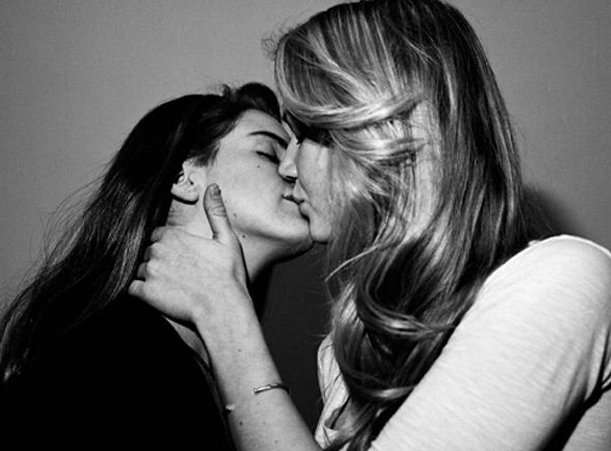 Lana Del Rey kissed her sister Chuck Grant (Image via Pinterest)