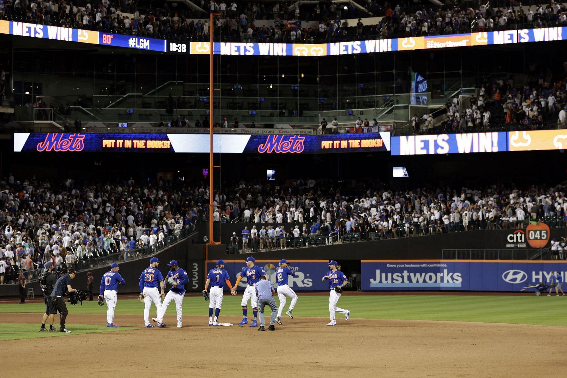 Donovan Mitchell brings out brooms for Mets subway series sweep over Yankees