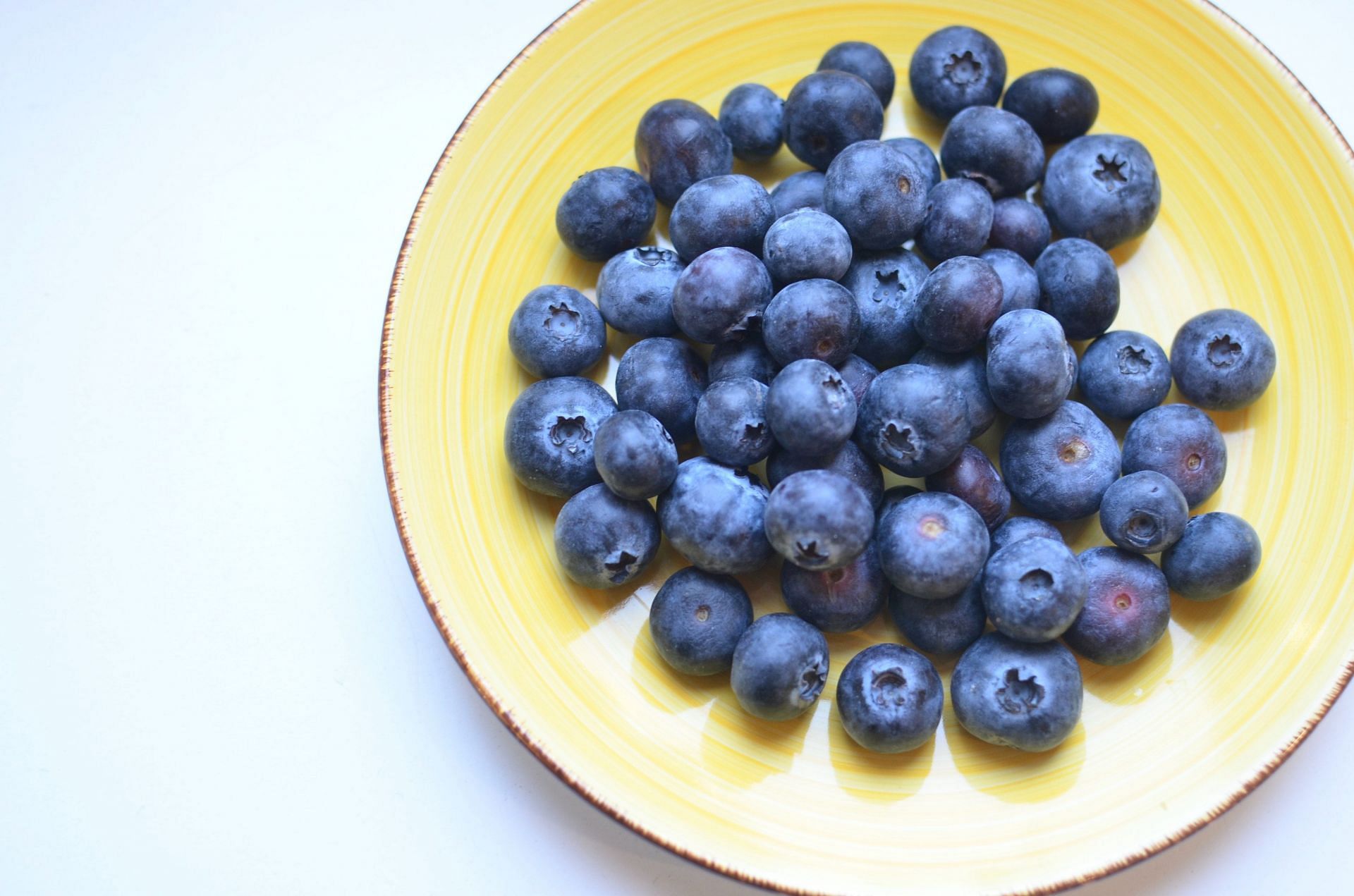 Blueberry juice is made out of blueberries and is a nutrient-rich healthy drink (Image via Pexels @Skylar Kang)