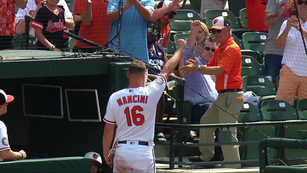 Trey Mancini receives standing ovation in return to Camden Yards