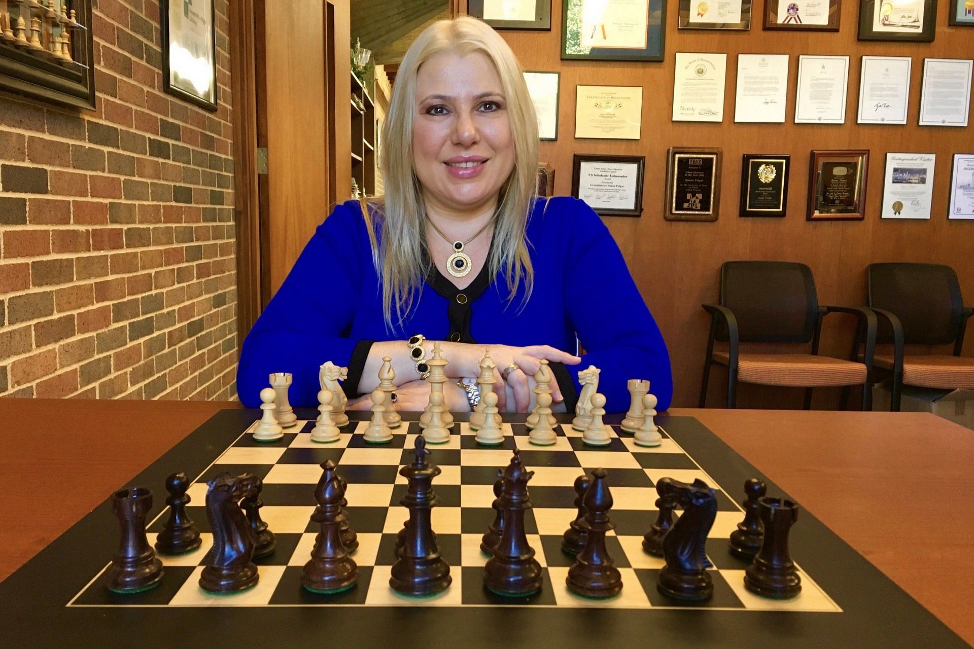 Susan Polgar writes this about the picture : r/chess