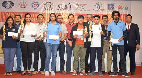 All the group winners and runners-up with guests and officials at the PYC Hindu Gymkhana in Pune on Wednesday. (Pic credit: MCA)