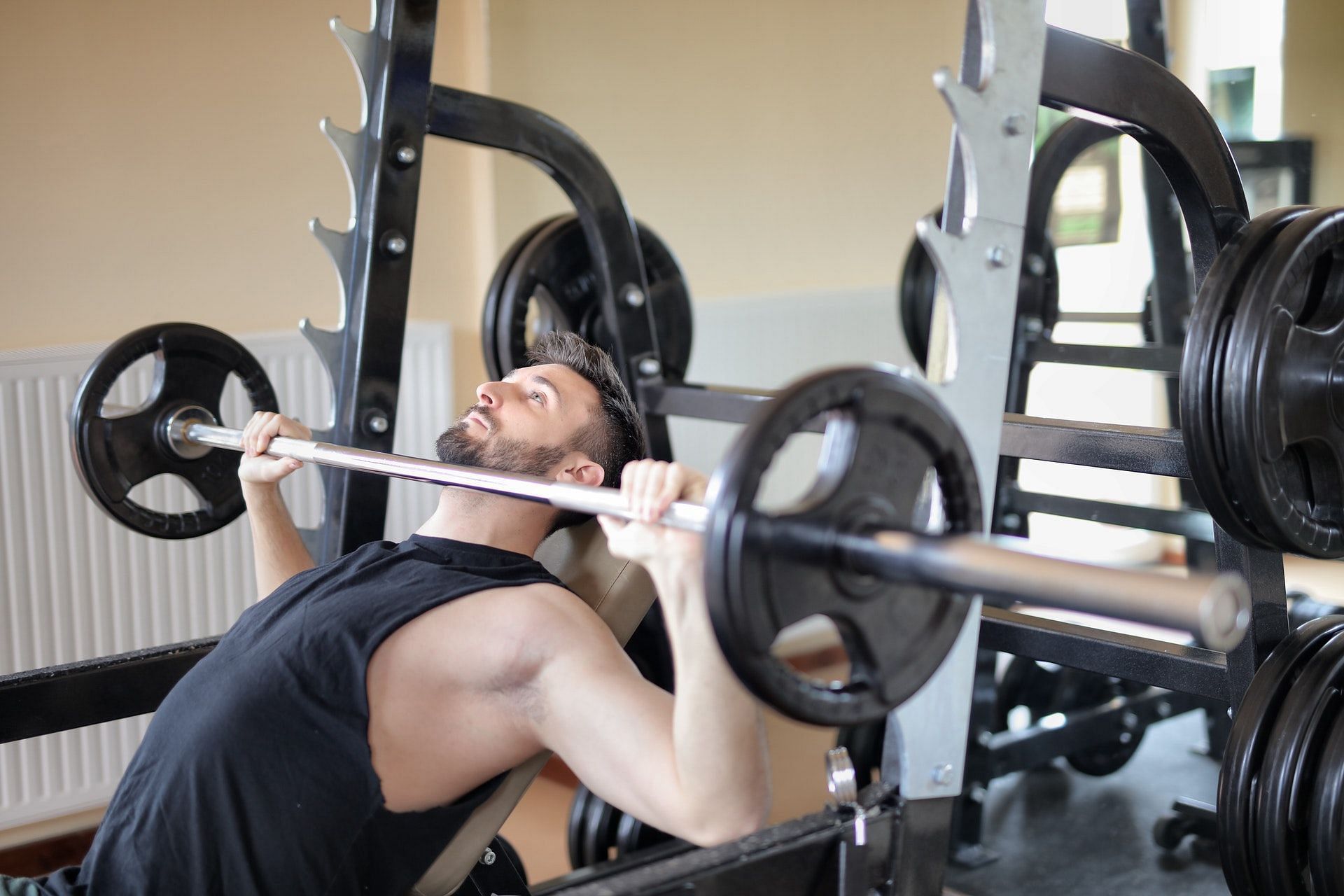 Guide to improving the bench press. (Image via Pexels/Photo by Andrea Piacquadio)