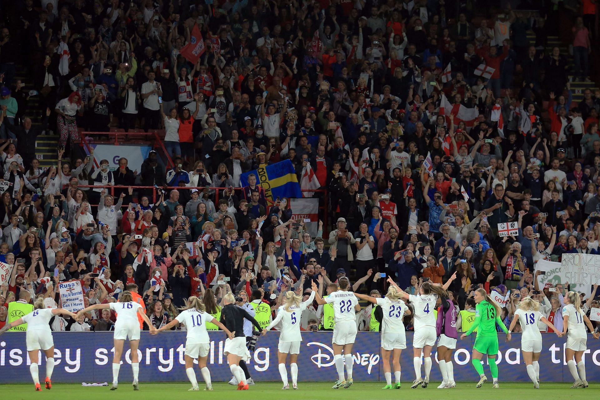 जीत के बाद दर्शकों का अभिवादन करतीं इंग्लैंड की महिला फुटबॉल टीम।