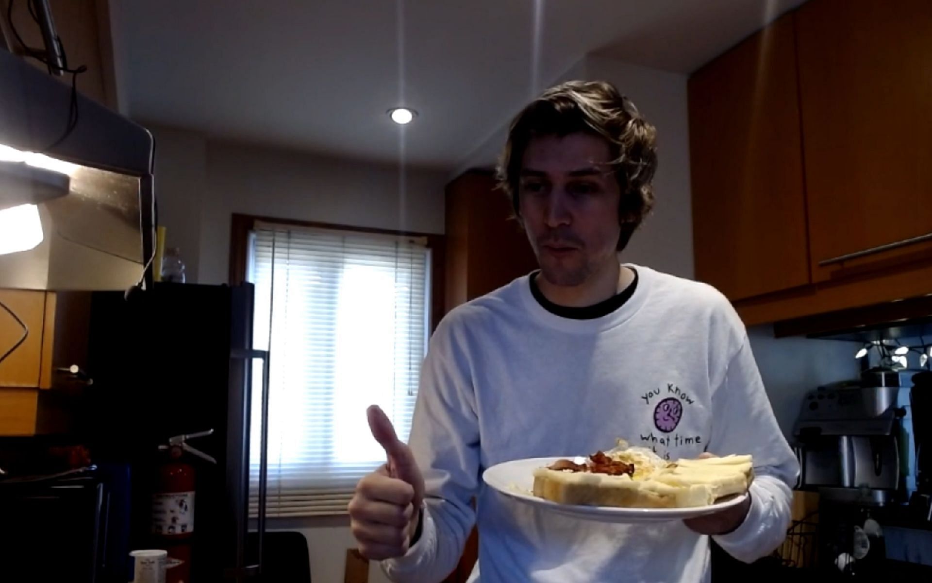 xQc cooks a meal on stream and asks Nick to taste it (Image via xQc/Twitch)