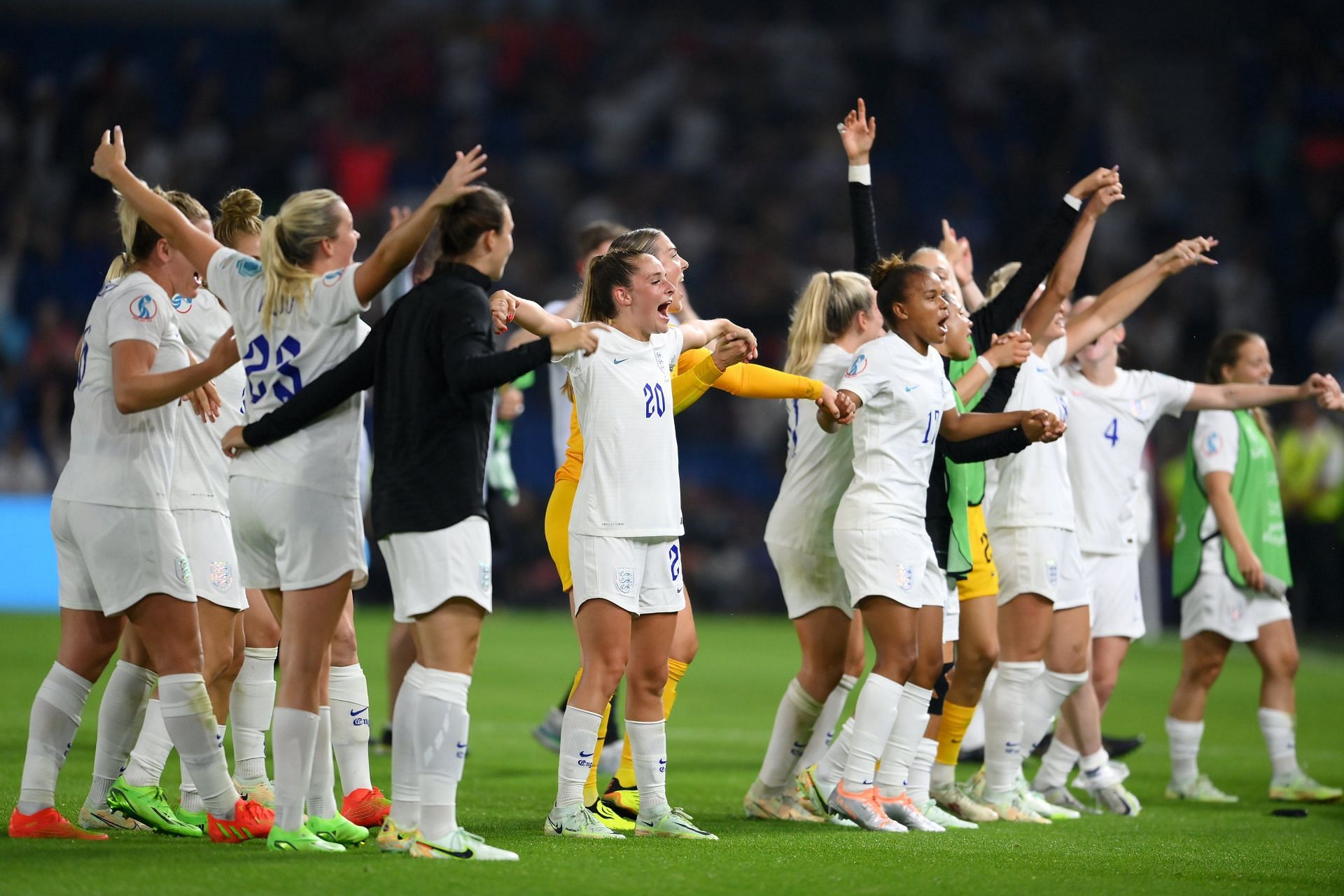 जीत के बाद खुशी मनाती इंग्लैड की महिला फुटबॉल टीम।