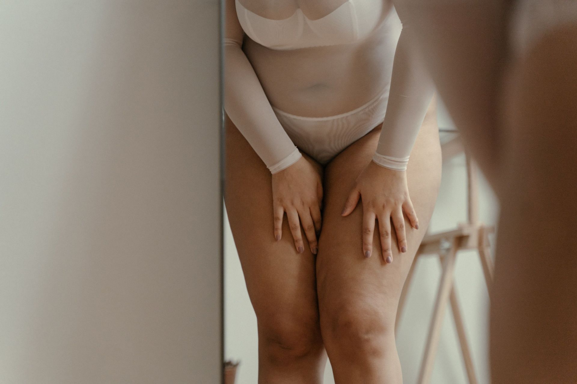 Thighs are one of the most common areas where women accumulate fat (Image via Pexels @Ron Lach)