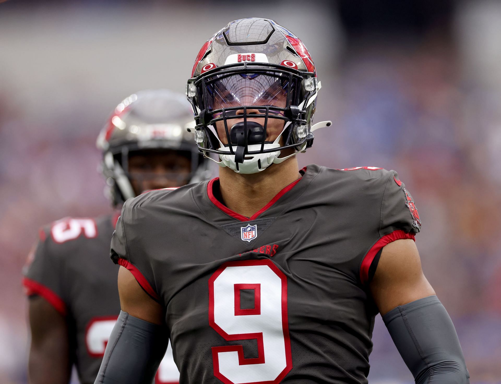 Tampa Bay Buccaneers linebacker Joe Tryon-Shoyinka (9) takes a picture with  fans after an NFL football game, Sunday, Sept. 18, 2022, in New Orleans.  (AP Photo/Jonathan Bachman Stock Photo - Alamy