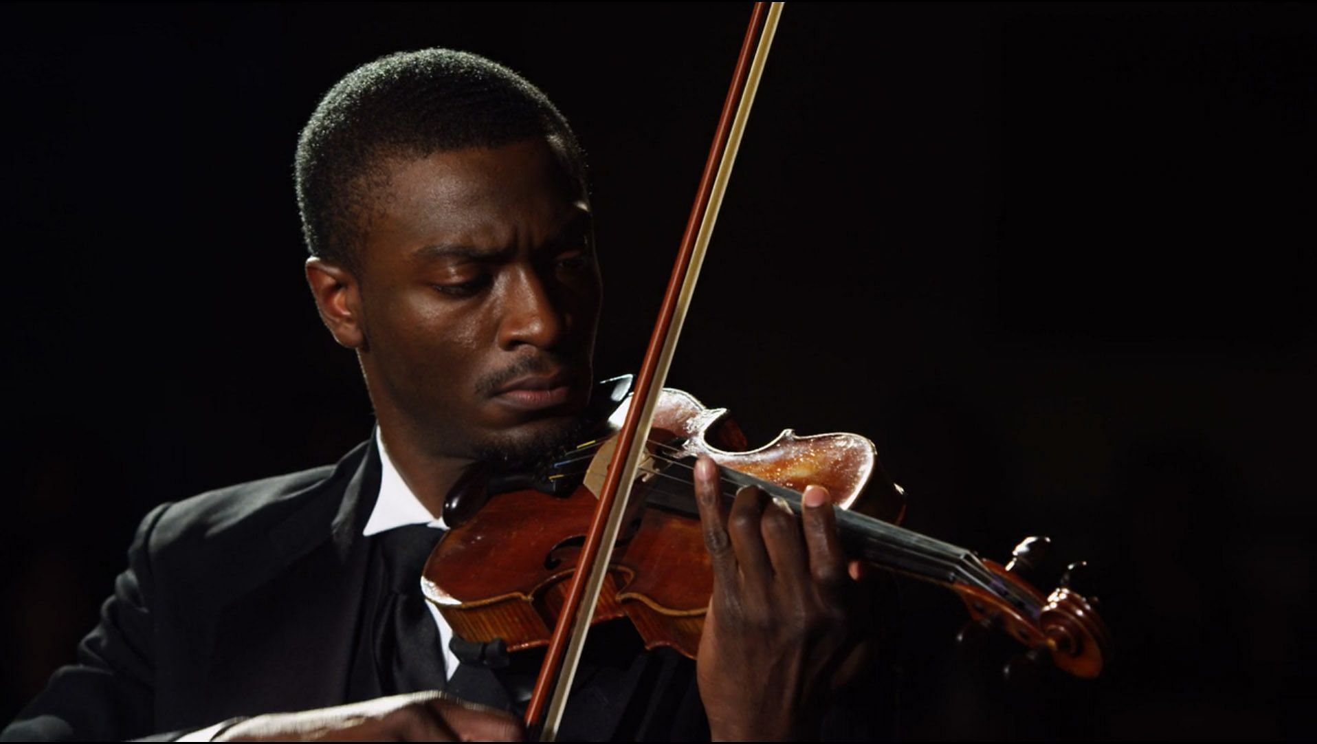 Aldis Hodge in Leverage (Image via TNT)