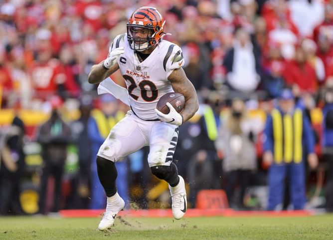 5 NFL running backs who could register over 1,500 rushing yards in 2022 season