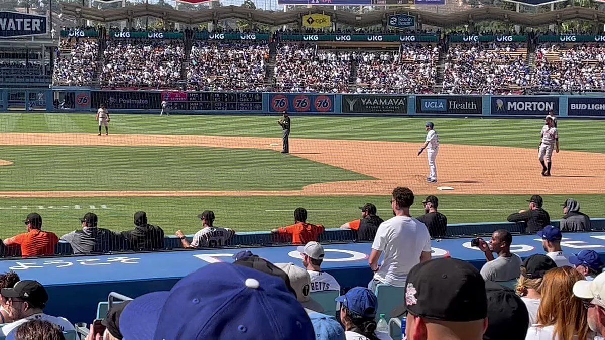 Klay Thompson slugs beer at brother Trayce's Dodgers game