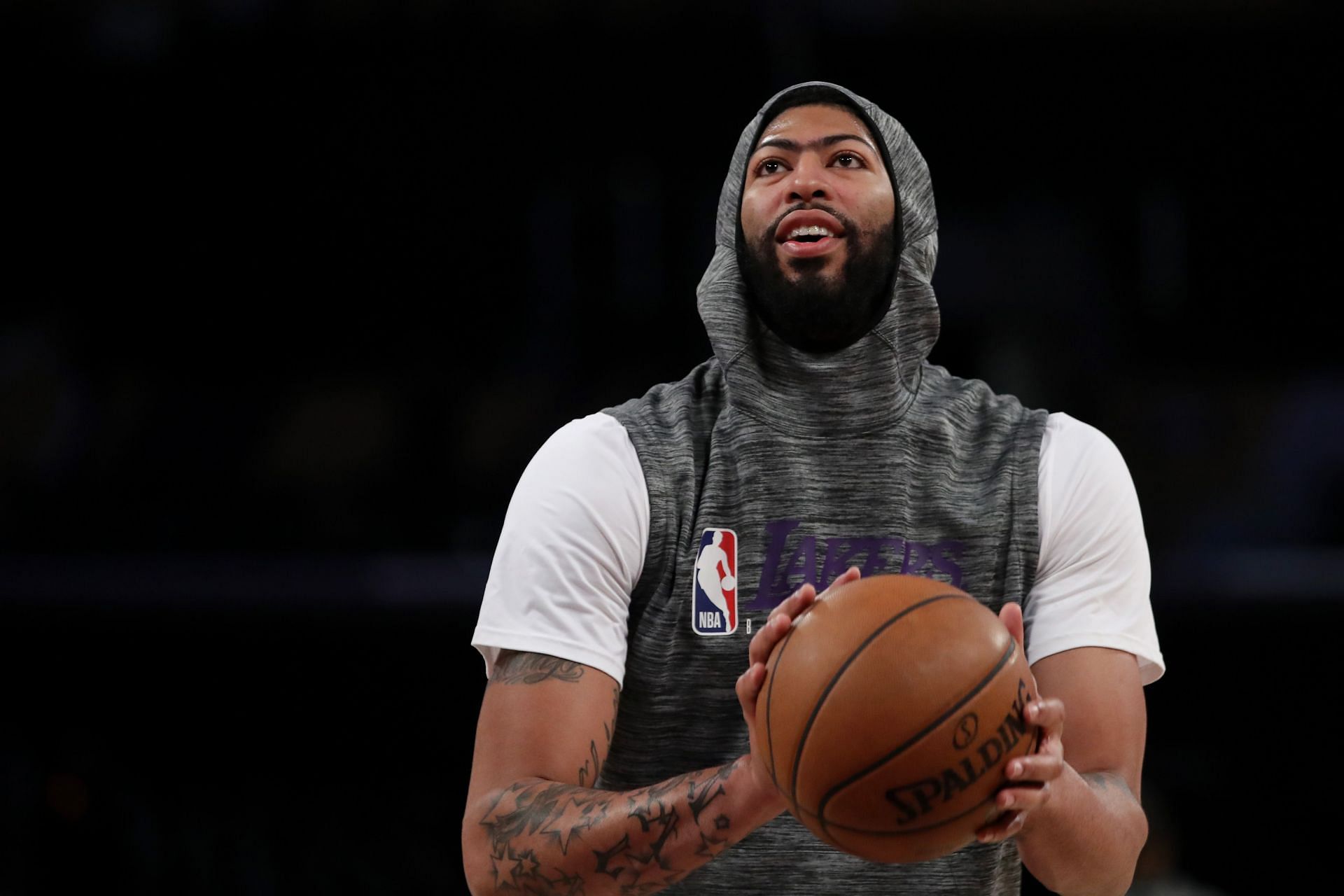 Anthony Davis of the LA Lakers warms up