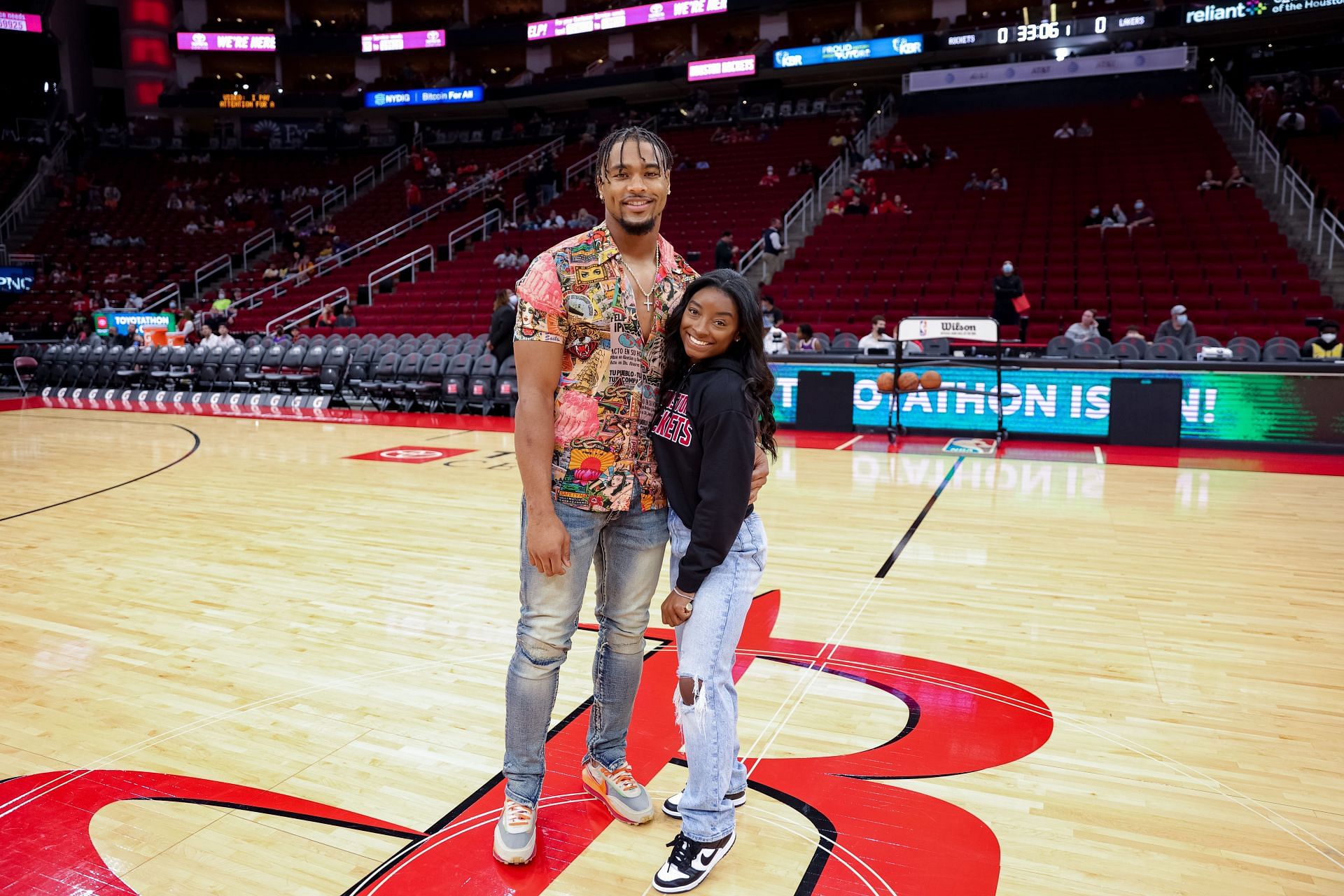 Jonathan Owens poses with partner Simona Biles during a Houston Rockets game