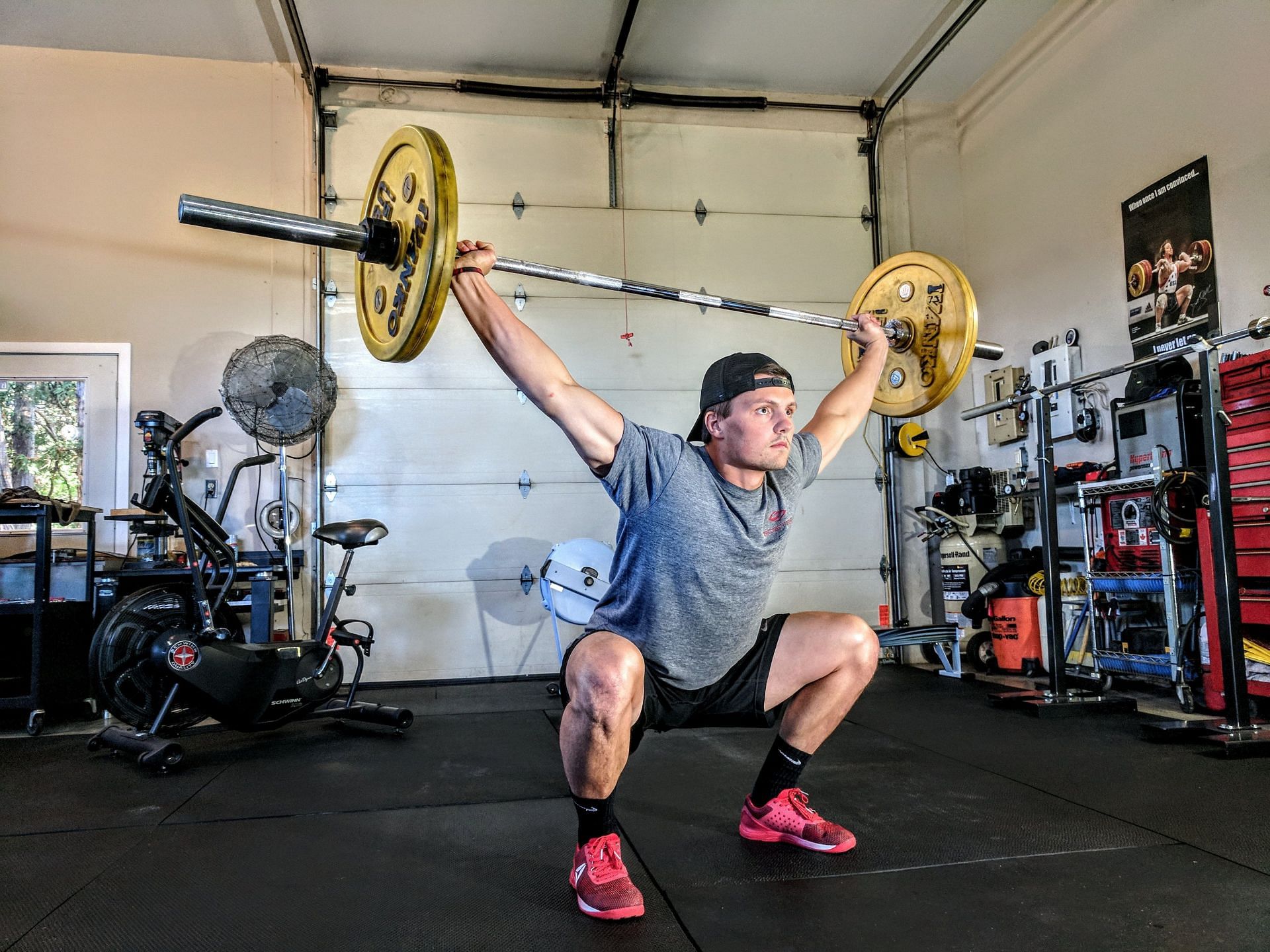 Lose thigh fat with these outdoor exercises! (Image via Unsplash/Sam Sabourin)