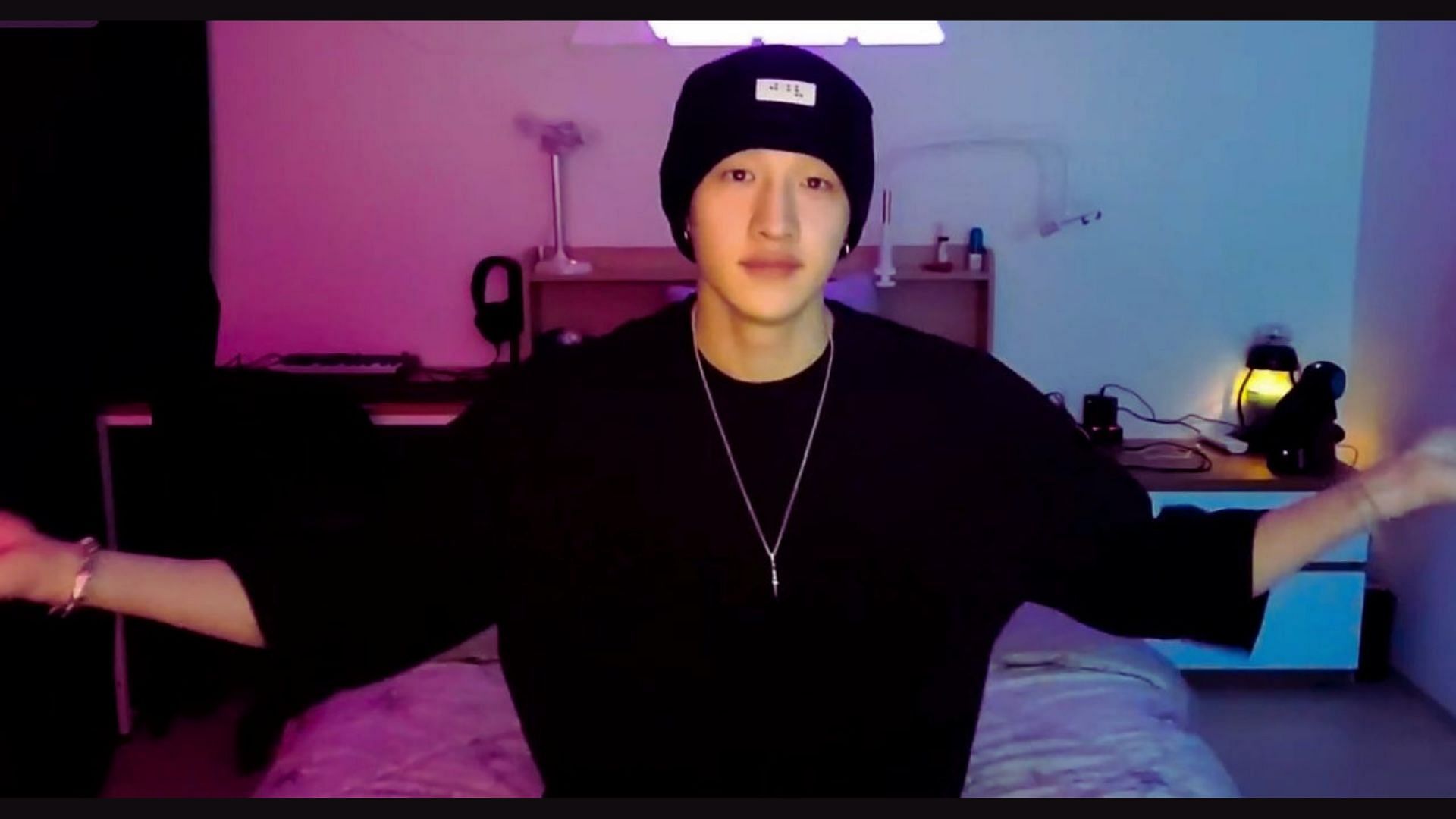 Stray Kids&#039; Bang Chan holds a weekly livestream where he talks to fans. (Image via @raeluvsskz/ Twitter)