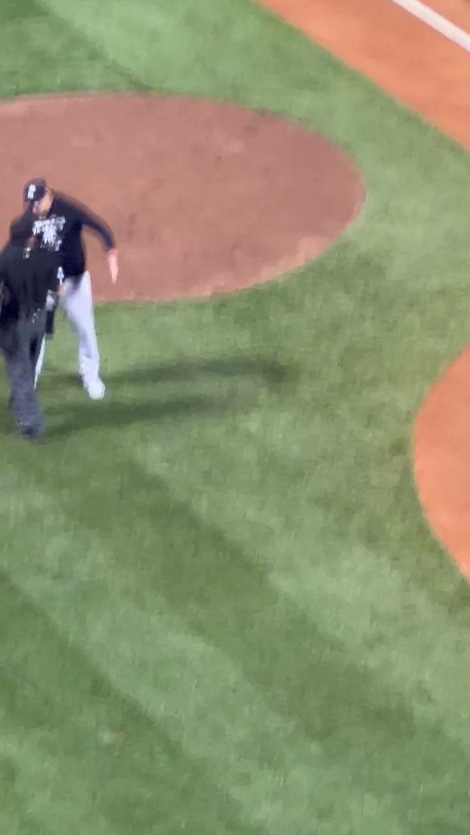 Yankees manager Aaron Boone tells umpire to 'F—ing get better