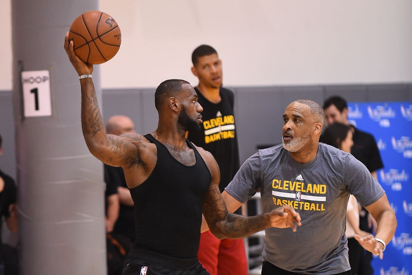 LA Lakers assistant coach Phil Handy training with LeBron James