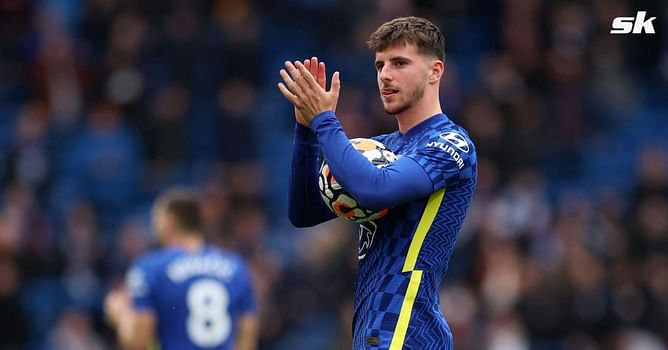 “You’re going right to the very top” – Fan talks football tactics with Chelsea star Mason Mount during night out