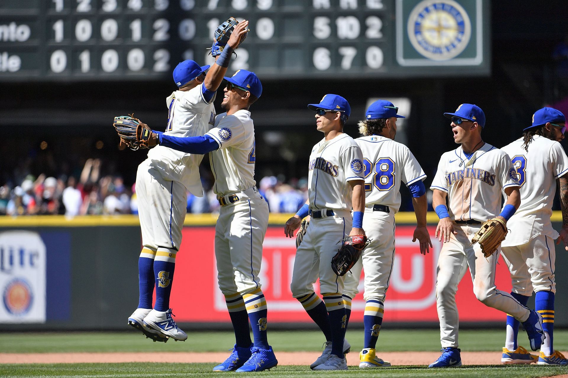 The Seattle Mariners celebrate their eighth win in a row.