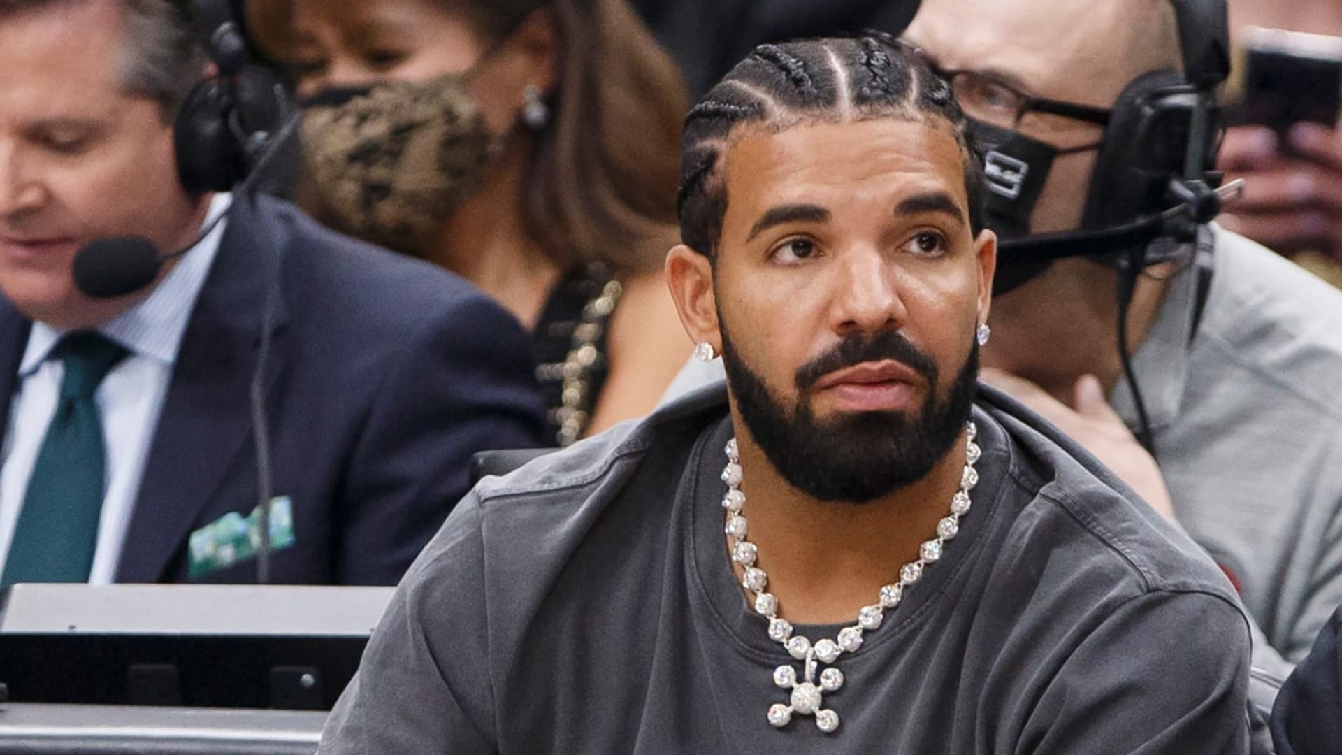 Drake has come under fire for taking a 14-minute flight. (Image via Getty)