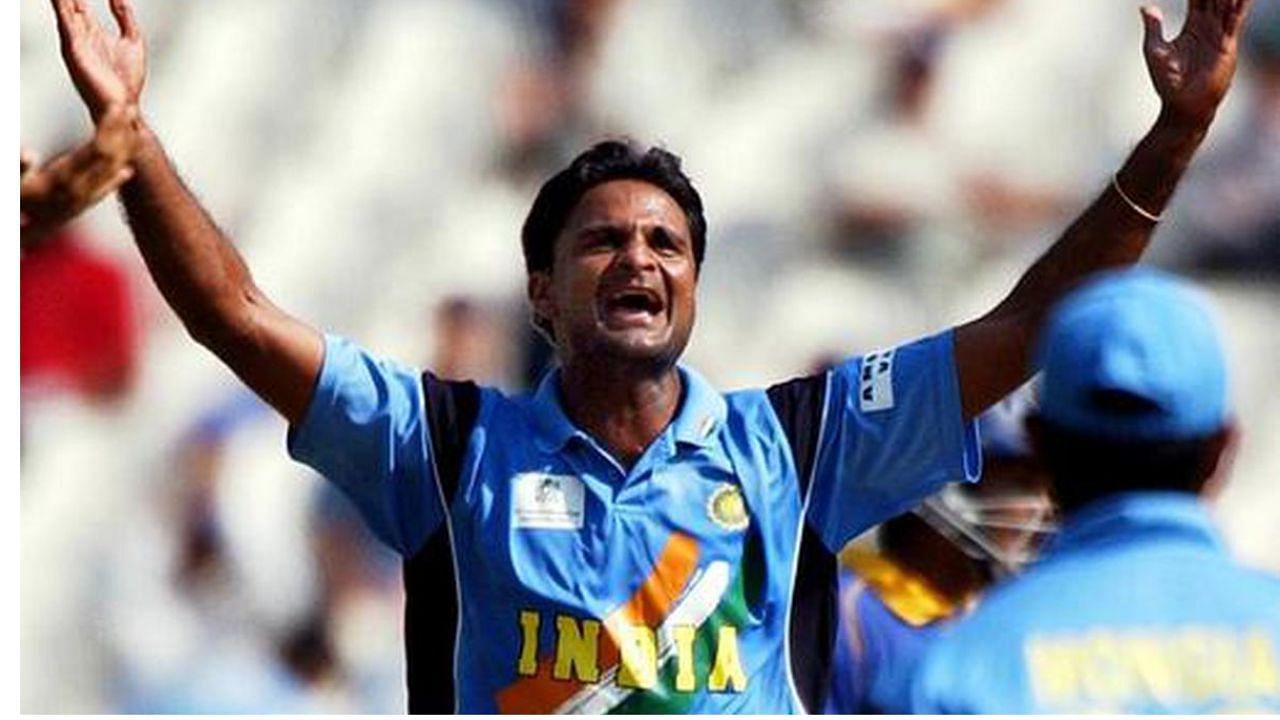 विकेट लेने के बाद जश्न मानते भारतीय गेंदबाज़ जवागल श्रीनाथ