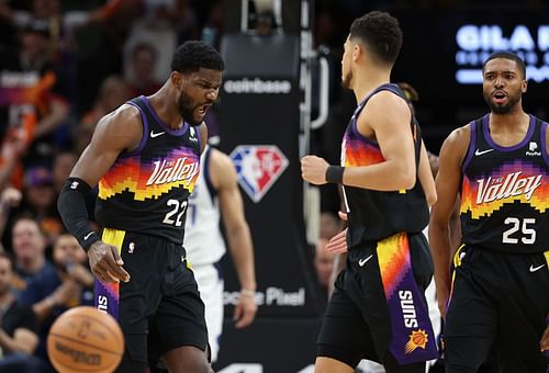 Deandre Ayton celebrates a play