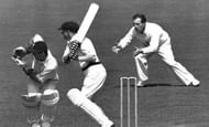 सर डॉन ब्रैडमैन बल्लेबाजी करते हुए