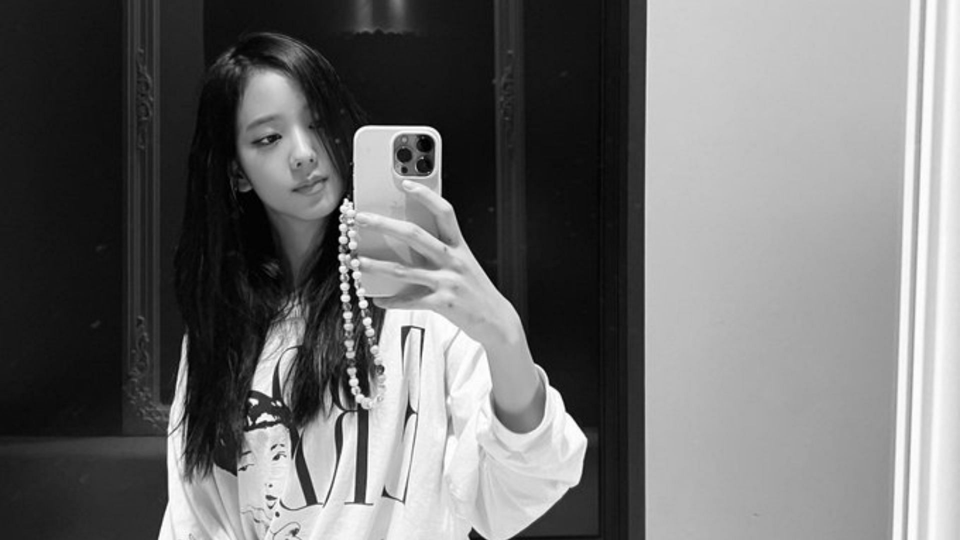 BLACKPINK&#039;s Jisoo poses for a selca (Image via Twitter/@DalgomahNo2)