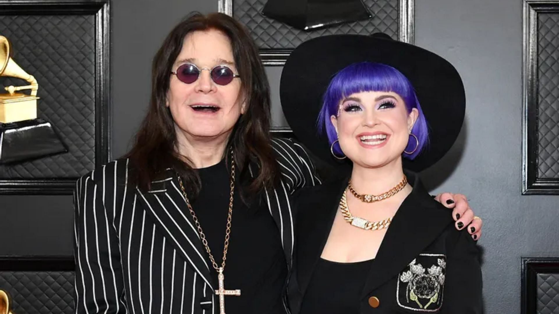 Ozzy Osbourne (left) with daughter Kelly Osbourne (Image via Getty Images/Amy Sussman)