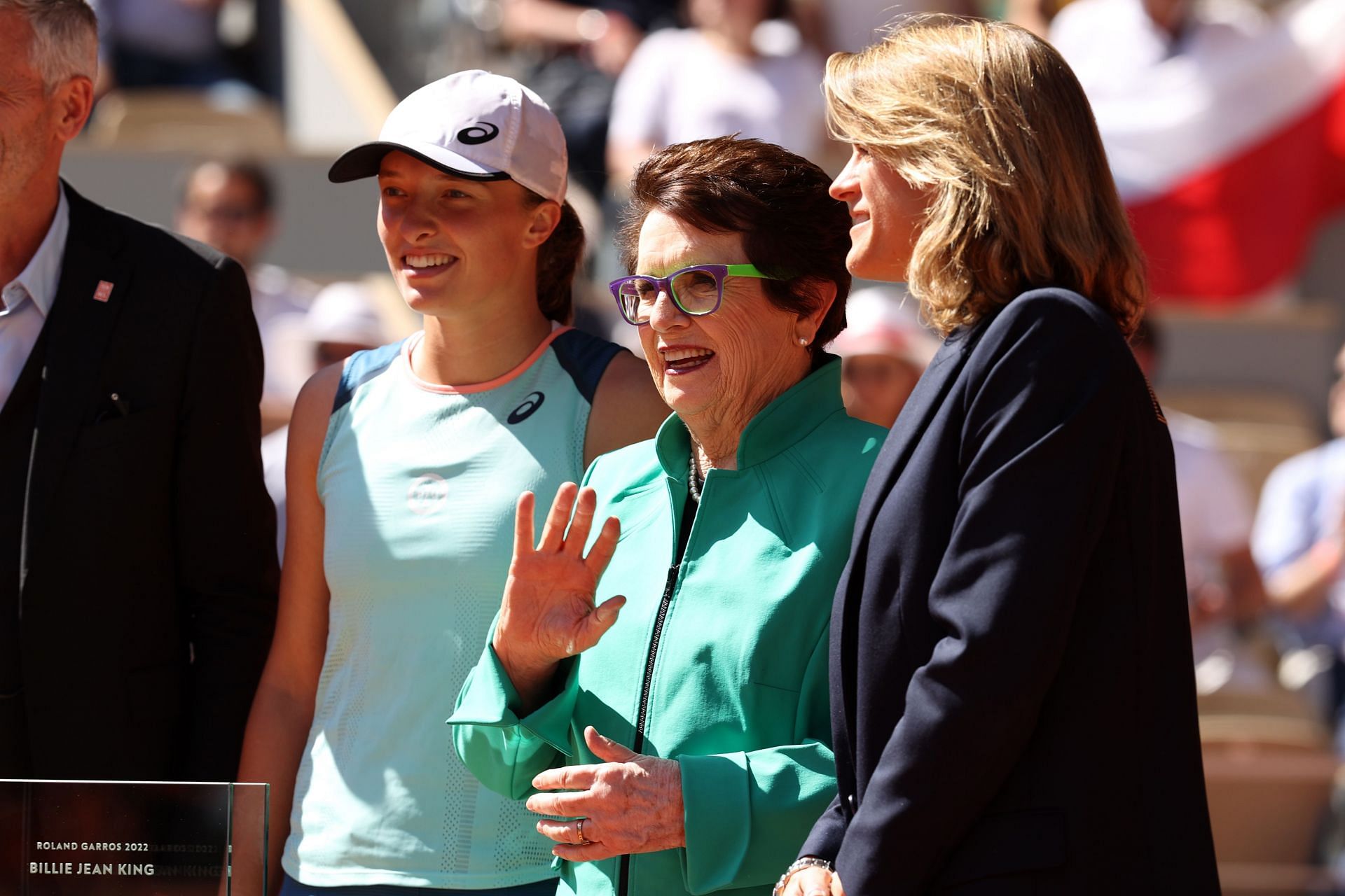 Billie Jean King flanked by Iga Swiatek and Amelie Mauresmo at the 2022 French Open