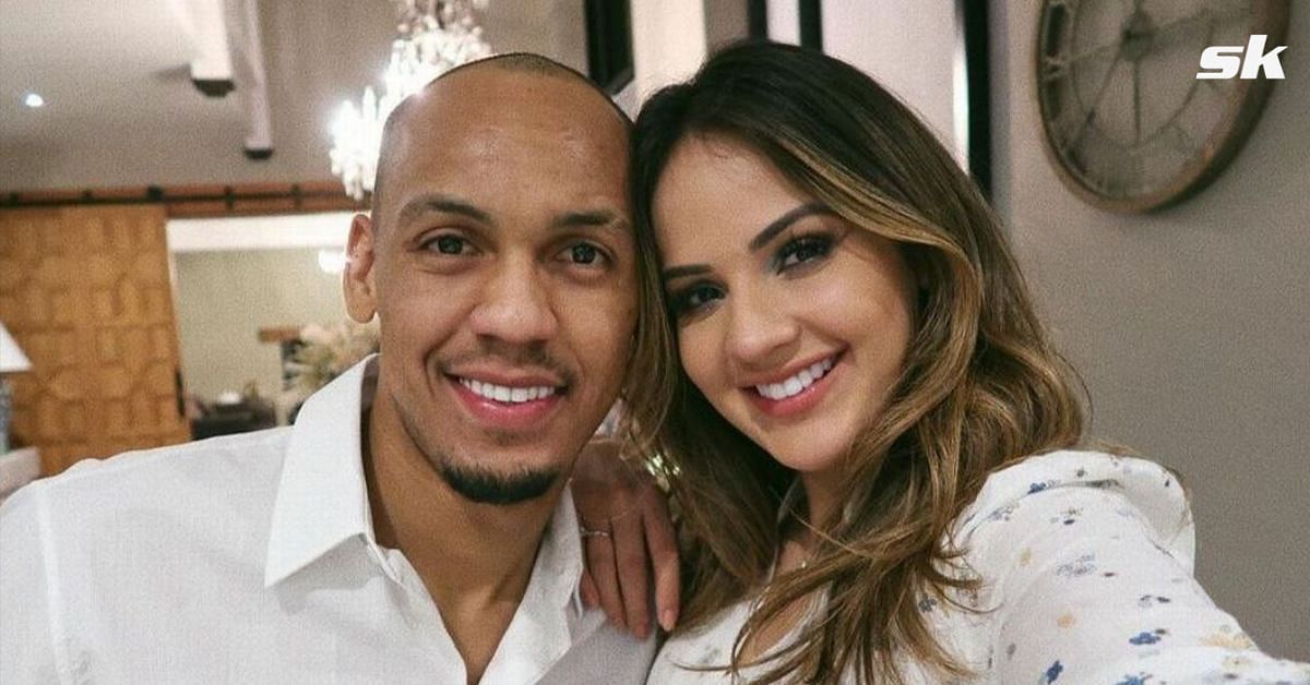 Fabinho and his wife share dinner with a fan
