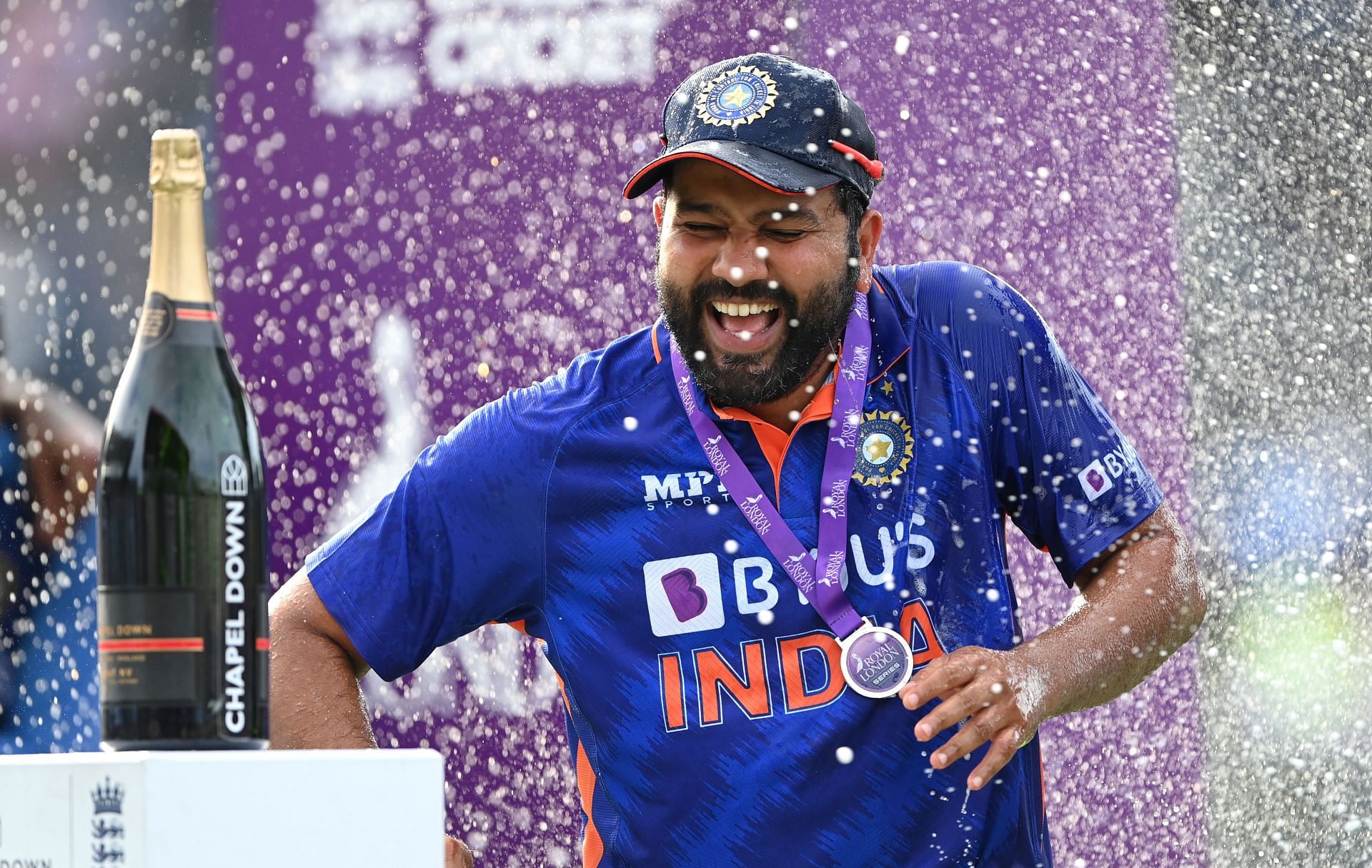 रोहित शर्मा के नेतृत्&zwj;व वाली भारतीय टीम ने इंग्&zwj;लैंड को 2-1 से वनडे सीरीज में हराया